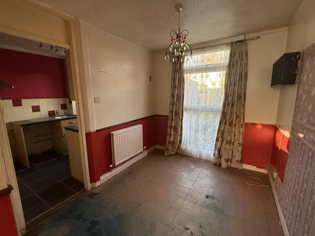 Lot: 35 - HOUSE IN NEED OF IMPROVEMENT - Dining Room in House in Need of Improvement